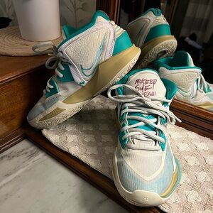 NIKE Kyrie‎ 8 Infinity Keep Sue Fresh Basketball Sneakers Sea Glass Boy's Sz 6.5